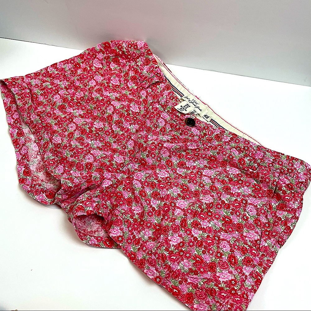 H&M floral shorts! Mid rise. So cute! Pockets